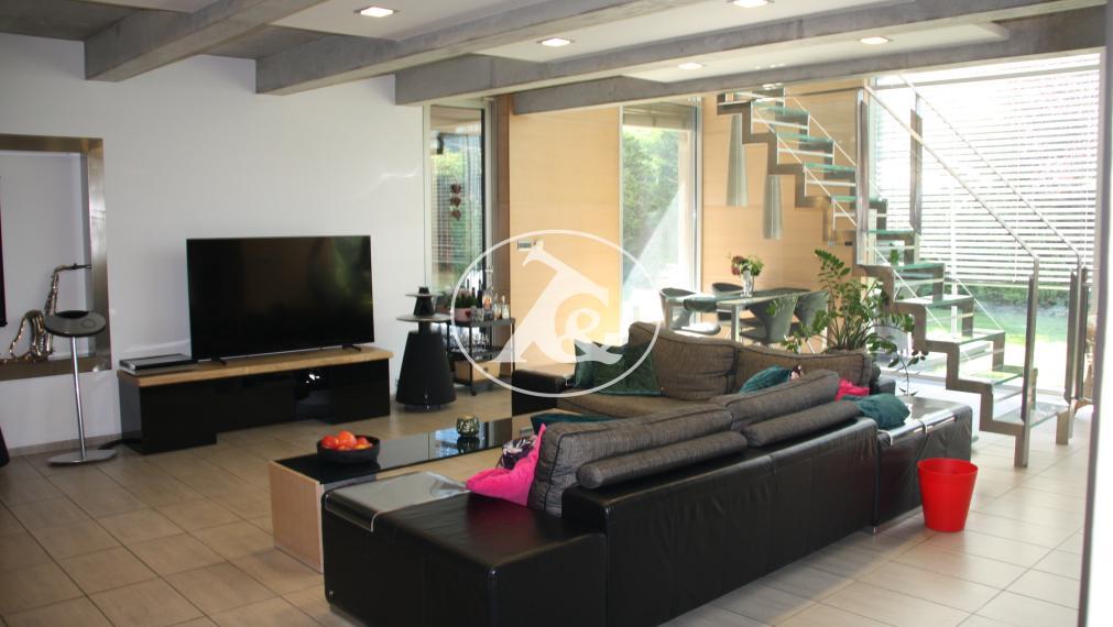 Moderná vila  s bazénom v II.obvode-   privátna ulica.