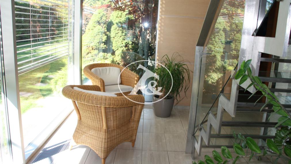 Moderná vila  s bazénom v II.obvode-   privátna ulica.