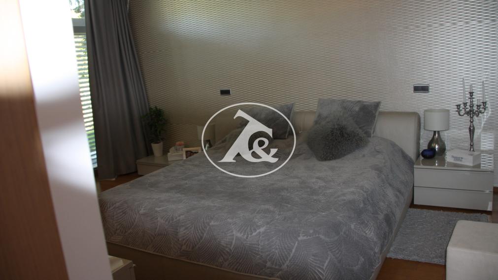 Moderná vila  s bazénom v II.obvode-   privátna ulica.