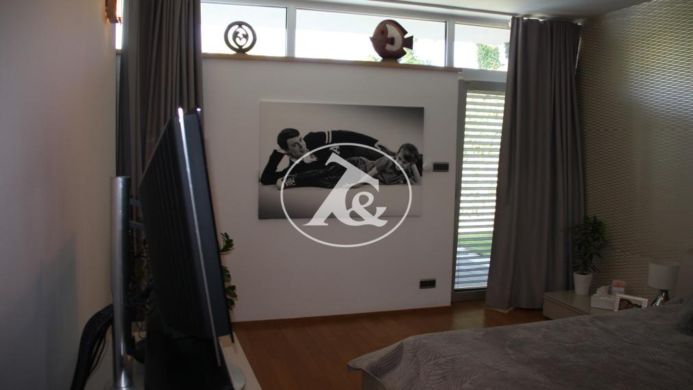 Moderná vila  s bazénom v II.obvode-   privátna ulica.