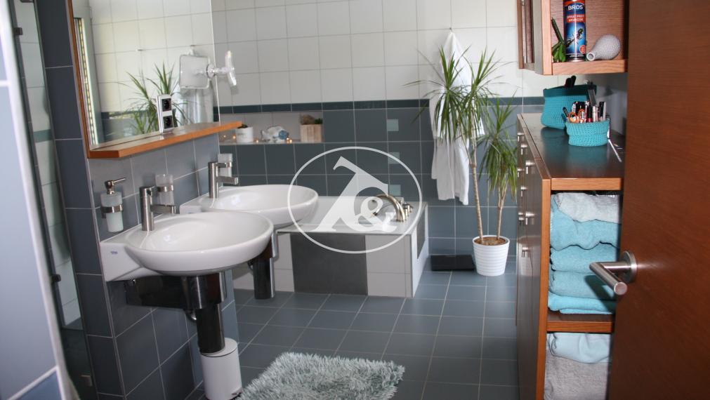 Moderná vila  s bazénom v II.obvode-   privátna ulica.