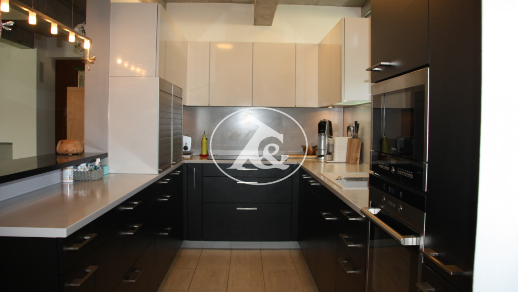 Moderná vila  s bazénom v II.obvode-   privátna ulica.