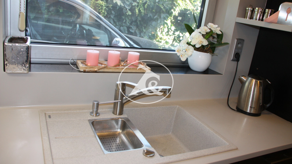 Moderná vila  s bazénom v II.obvode-   privátna ulica.