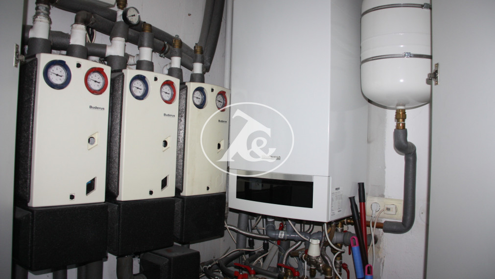 Moderná vila  s bazénom v II.obvode-   privátna ulica.