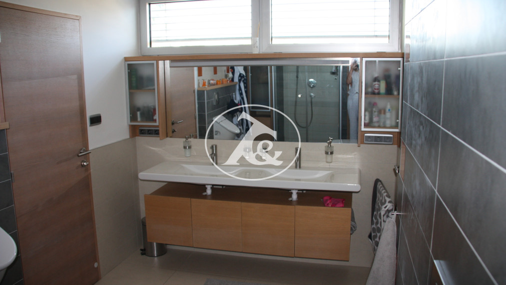 Moderná vila  s bazénom v II.obvode-   privátna ulica.