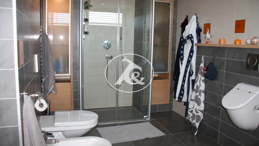 Moderná vila  s bazénom v II.obvode-   privátna ulica.