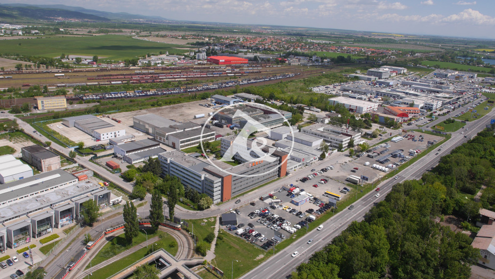 Plocha 5 - 10.000 m2 v stráženom areáli s vrátnicou