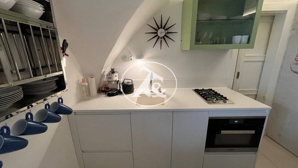 Tichý, nadštandardne zrekonštruovaný 2.izb byt na  Františkánskom námestí.