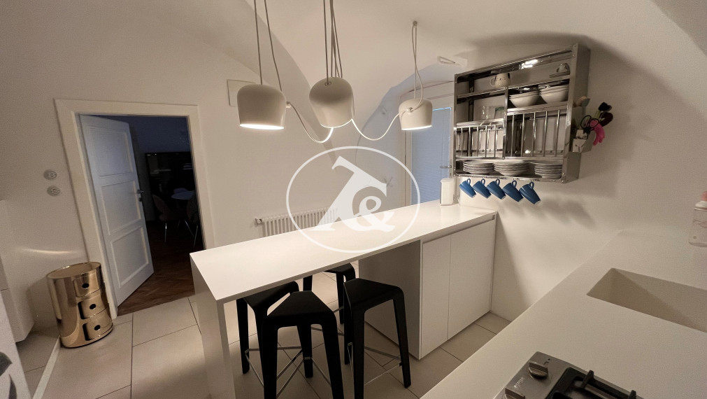 Tichý, nadštandardne zrekonštruovaný 2.izb byt na  Františkánskom námestí.