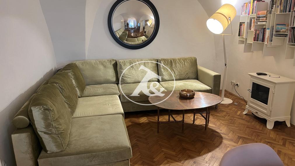 Tichý, nadštandardne zrekonštruovaný 2.izb byt na  Františkánskom námestí.