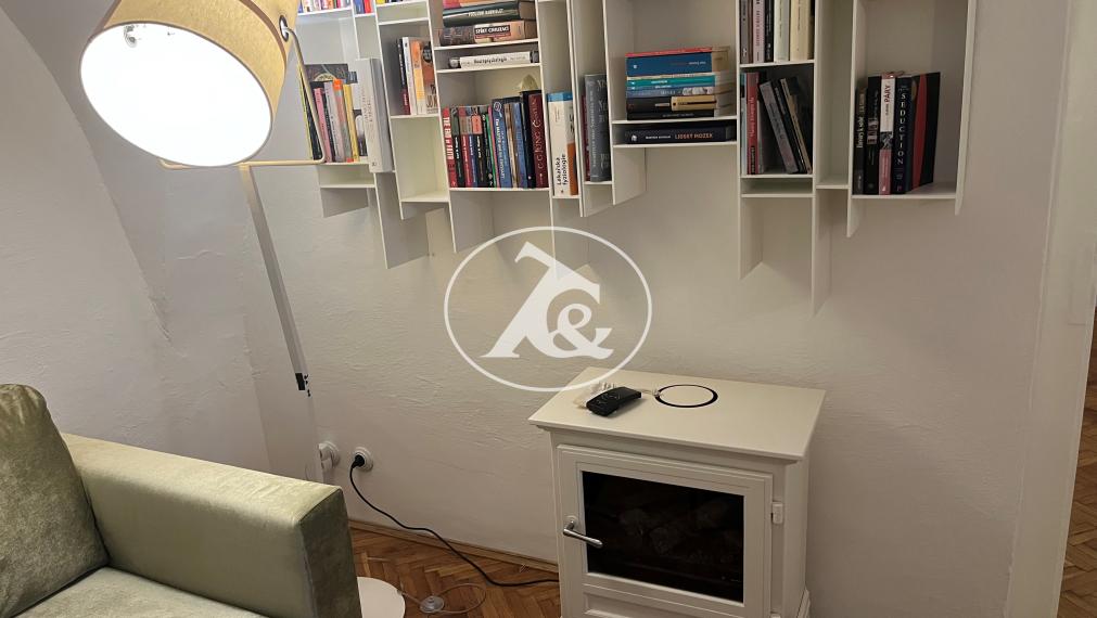 Tichý, nadštandardne zrekonštruovaný 2.izb byt na  Františkánskom námestí.