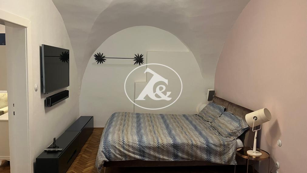 Tichý, nadštandardne zrekonštruovaný 2.izb byt na  Františkánskom námestí.