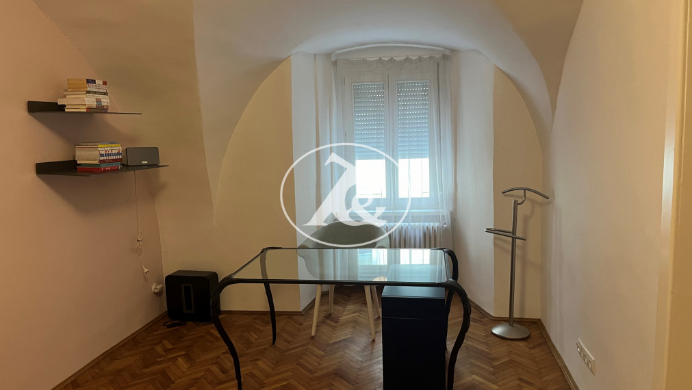 Tichý, nadštandardne zrekonštruovaný 2.izb byt na  Františkánskom námestí.