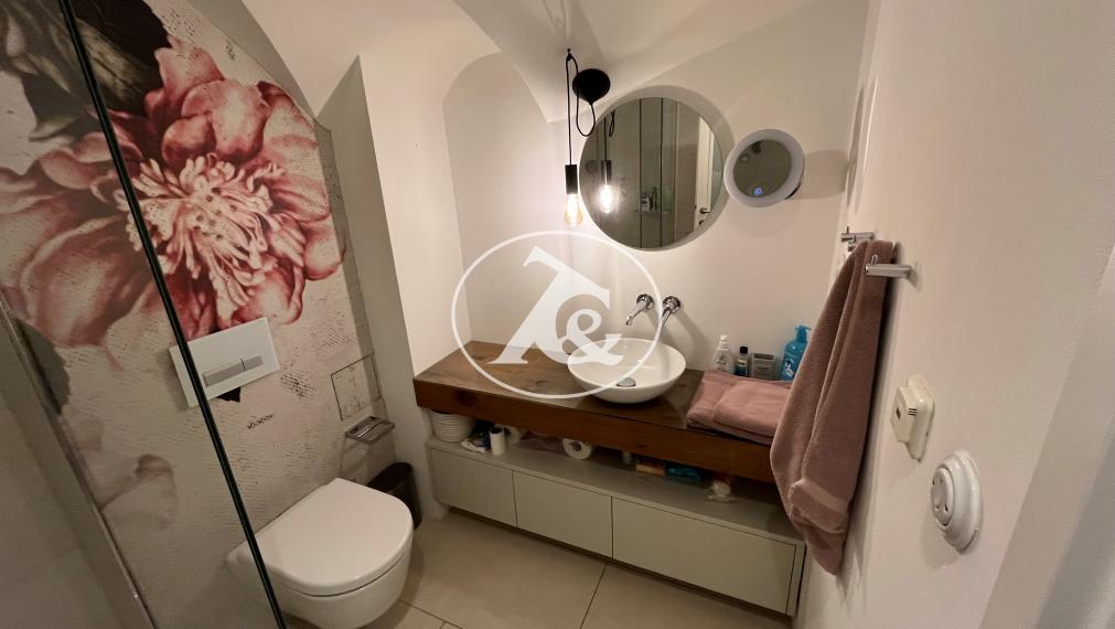 Tichý, nadštandardne zrekonštruovaný 2.izb byt na  Františkánskom námestí.