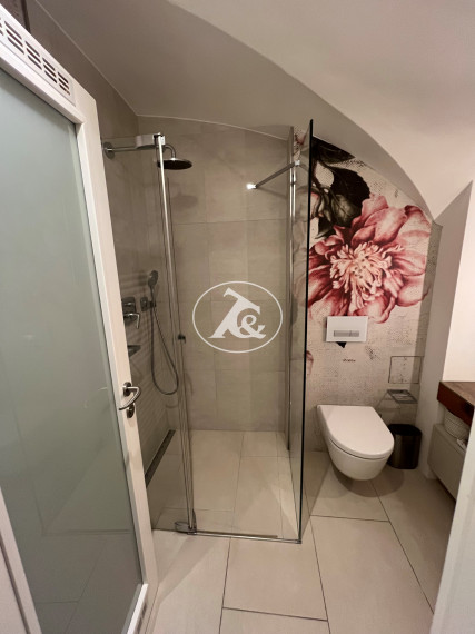 Tichý, nadštandardne zrekonštruovaný 2.izb byt na  Františkánskom námestí.