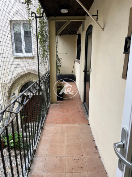 Tichý, nadštandardne zrekonštruovaný 2.izb byt na  Františkánskom námestí.