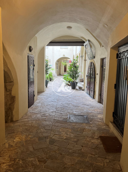 Tichý, nadštandardne zrekonštruovaný 2.izb byt na  Františkánskom námestí.