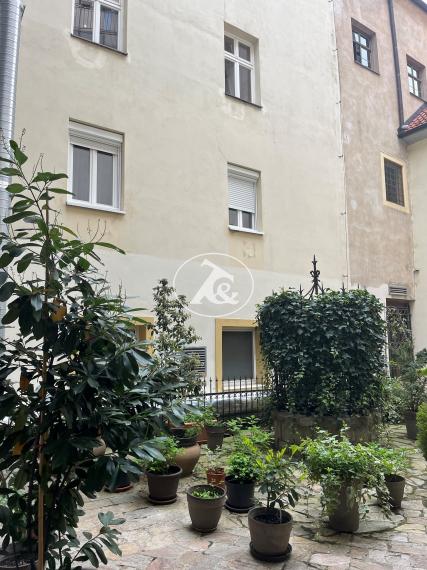 Tichý, nadštandardne zrekonštruovaný 2.izb byt na  Františkánskom námestí.