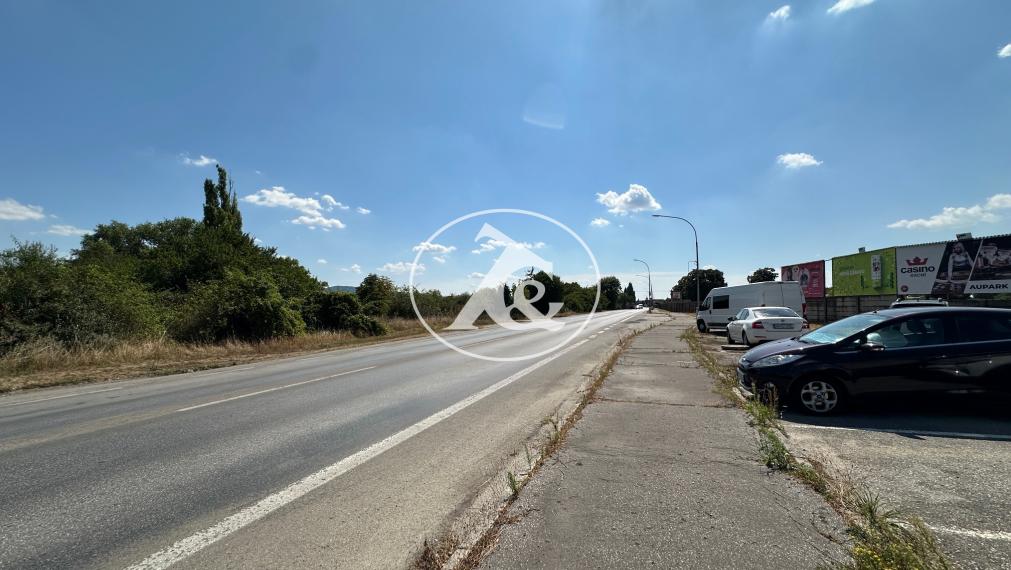 Piešťany -komerčný pozemok o výmere 2363 m2+ 108m2, rovinatý; je mimo zastavaného územia obce, výborné napojenie na D1, v  tesnej blízkosti piešťanského letiska