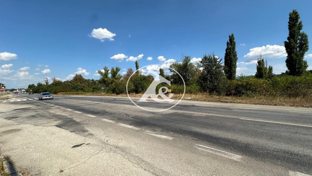 Piešťany -komerčný pozemok o výmere 2363 m2+ 108m2, rovinatý; je mimo zastavaného územia obce, výborné napojenie na D1, v  tesnej blízkosti piešťanského letiska