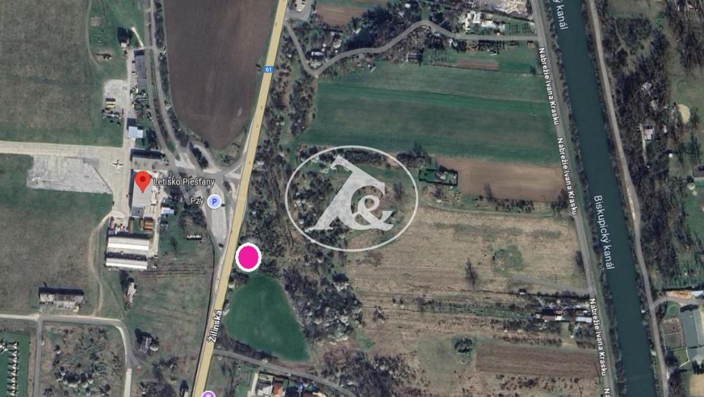 Piešťany -komerčný pozemok o výmere 2363 m2+ 108m2, rovinatý; je mimo zastavaného územia obce, výborné napojenie na D1, v  tesnej blízkosti piešťanského letiska