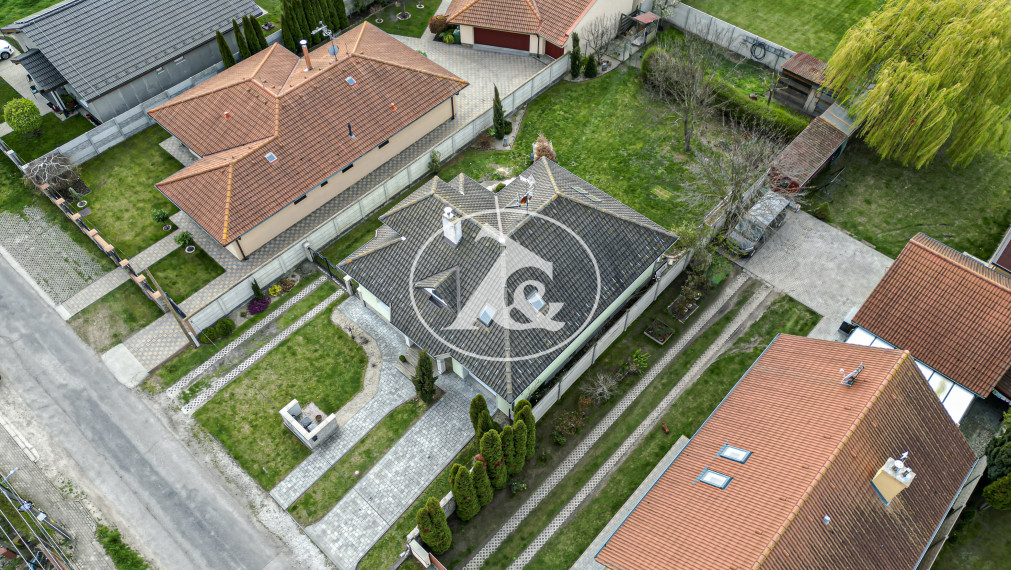 Komfortne riešený rodinný dom na veľkom pozemku v obci  Mad, okres DS.