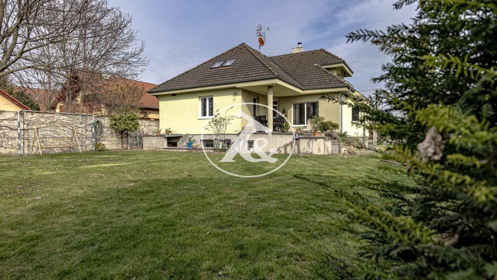 Komfortne riešený rodinný dom na veľkom pozemku v obci  Mad, okres DS.