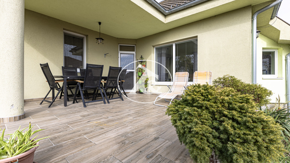 Komfortne riešený rodinný dom na veľkom pozemku v obci  Mad, okres DS.