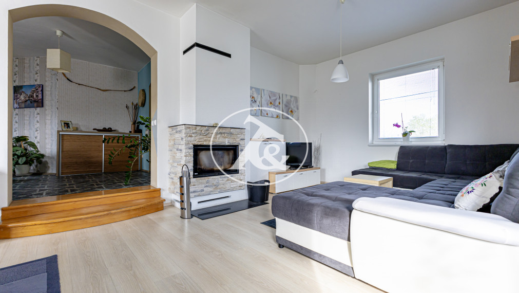 Komfortne riešený rodinný dom na veľkom pozemku v obci  Mad, okres DS.