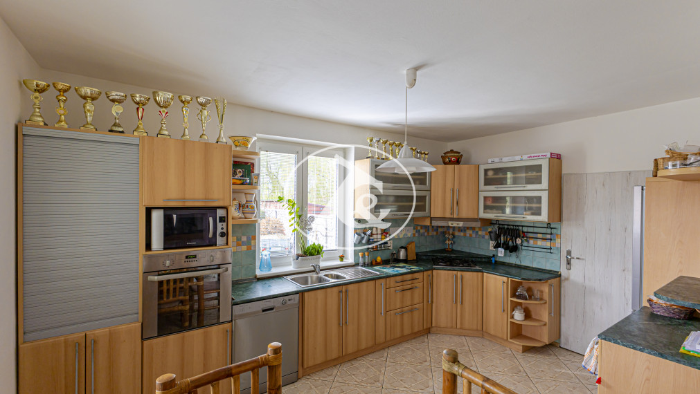 Komfortne riešený rodinný dom na veľkom pozemku v obci  Mad, okres DS.