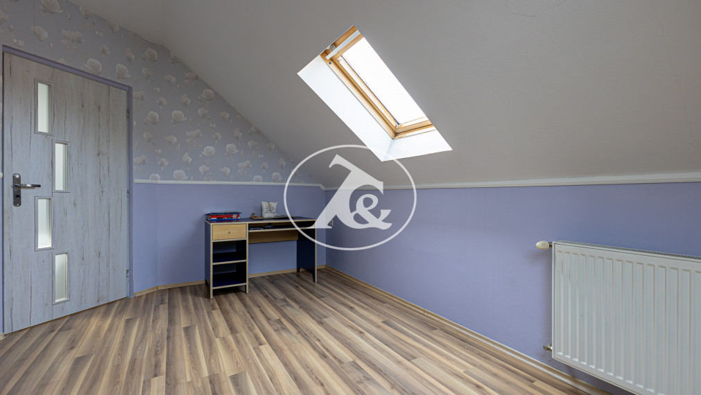 Komfortne riešený rodinný dom na veľkom pozemku v obci  Mad, okres DS.