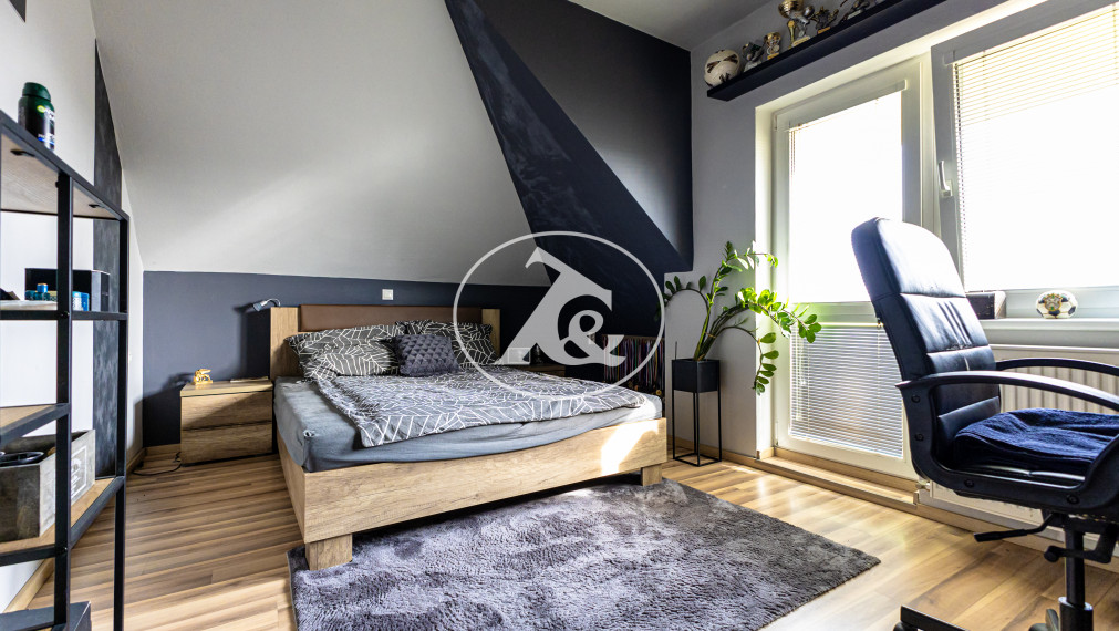 Komfortne riešený rodinný dom na veľkom pozemku v obci  Mad, okres DS.