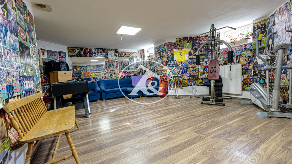 Komfortne riešený rodinný dom na veľkom pozemku v obci  Mad, okres DS.