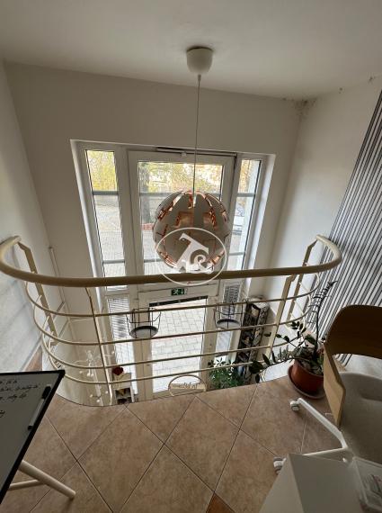 Obchodný priestor na prenájom, vhodný ako nechtové štúdio, kadernícky salón.... na Zámockej ulici