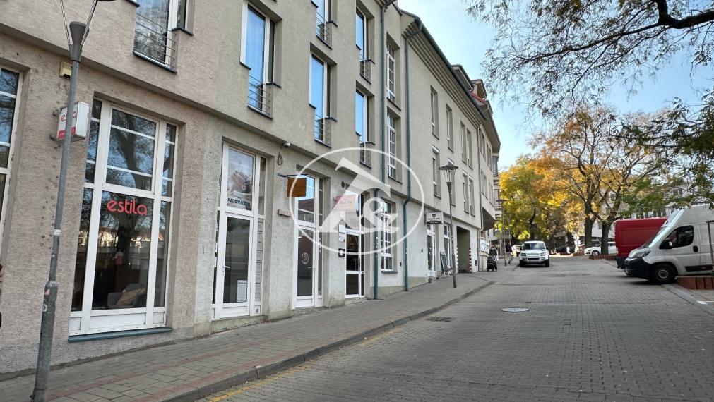 Obchodný priestor na prenájom, vhodný ako nechtové štúdio, kadernícky salón.... na Zámockej ulici