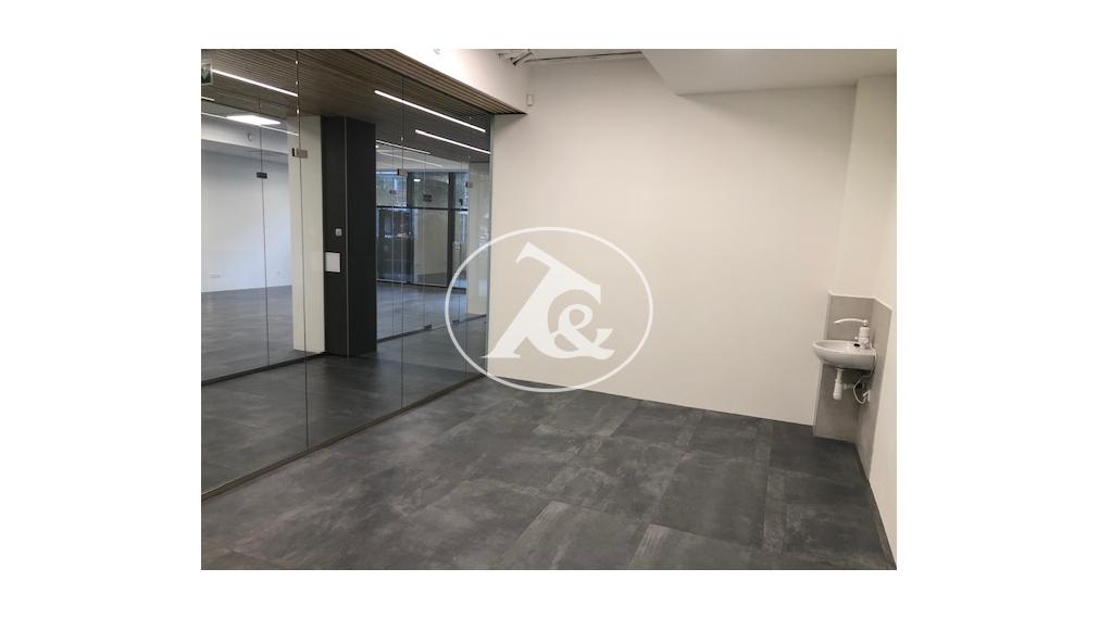 Obchodný priestor - 75 m2 s výkladom na prízemí v AFK !