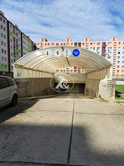 CHCEŠ POHODLNE ZAPARKOVAŤ PO PRÍCHODE DOMOV ? PONÚKAME GARÁŽ V GARÁŽOVOM DOME, RAJECKÁ UL.