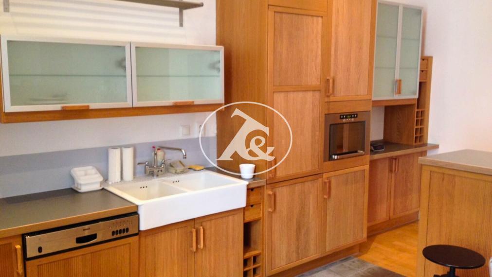 Predaj jedinečného exkluzívneho  5-izbového bytu  s vysokými stropmi na Tolstého ul.