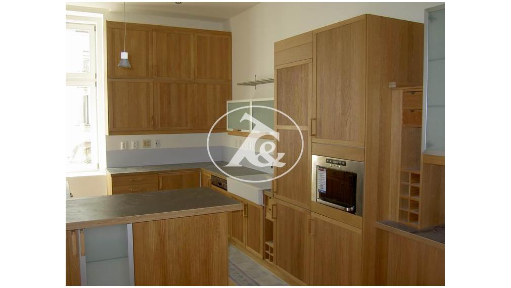 Predaj jedinečného exkluzívneho  5-izbového bytu  s vysokými stropmi na Tolstého ul.