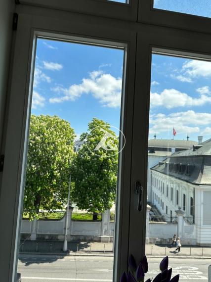 Predaj jedinečného exkluzívneho  5-izbového bytu  s vysokými stropmi na Tolstého ul.