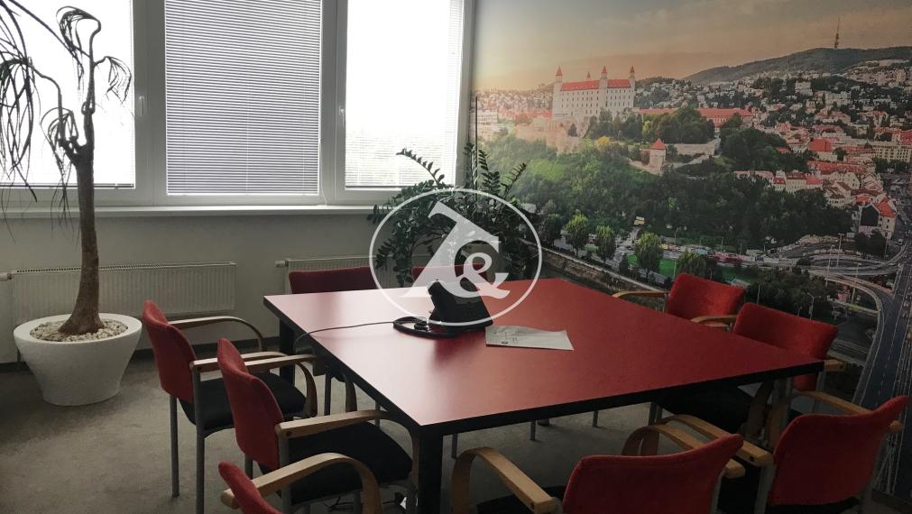 Prenájom kancelárskeho priestoru v modernej novostavbe s recepciou