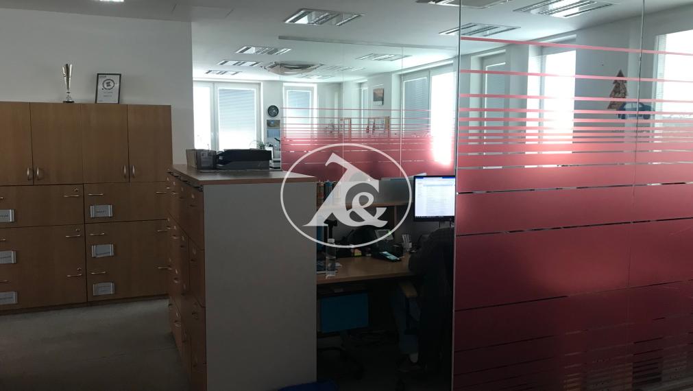 Prenájom kancelárskeho priestoru v modernej novostavbe s recepciou