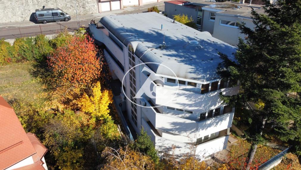 Výnimočná investičná príležitosť pod Slavínom – vila s panoramatickým výhľadom na hrad a centrum Bratislavy