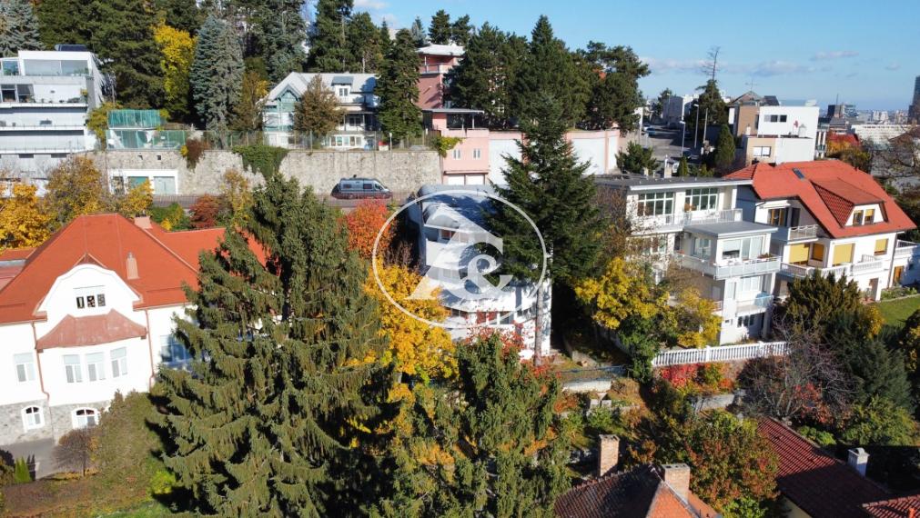 Výnimočná investičná príležitosť pod Slavínom – vila s panoramatickým výhľadom na hrad a centrum Bratislavy