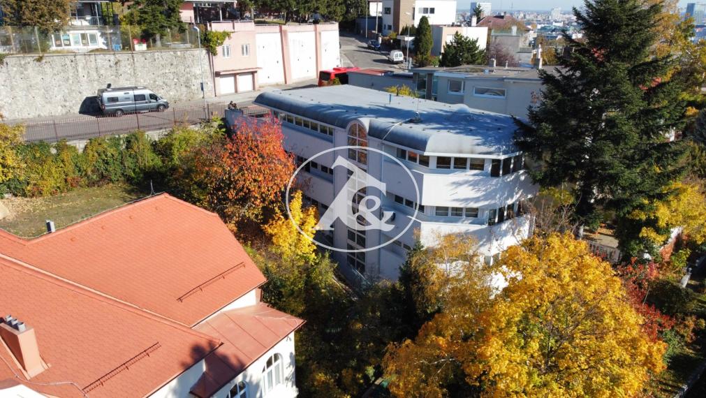 Výnimočná investičná príležitosť pod Slavínom – vila s panoramatickým výhľadom na hrad a centrum Bratislavy