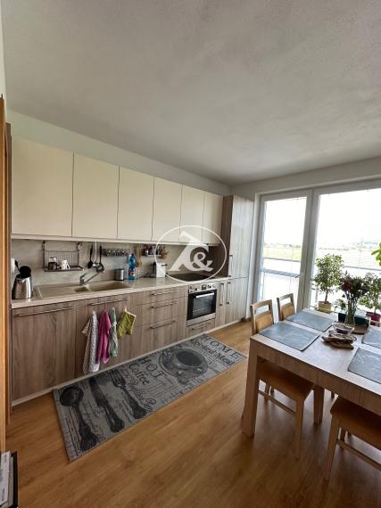 PREDANÉ - Predaj veľkého 3-izbového bytu s loggiou, garážou a výhľadom na vinice v Pezinku ul. Eugena Suchoňa