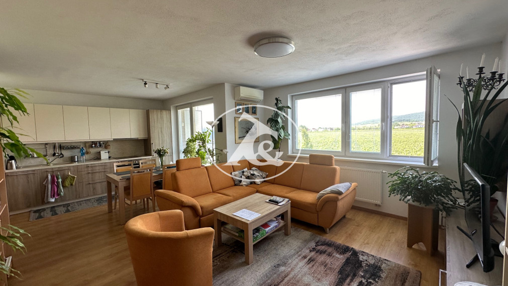 PREDANÉ - Predaj veľkého 3-izbového bytu s loggiou, garážou a výhľadom na vinice v Pezinku ul. Eugena Suchoňa