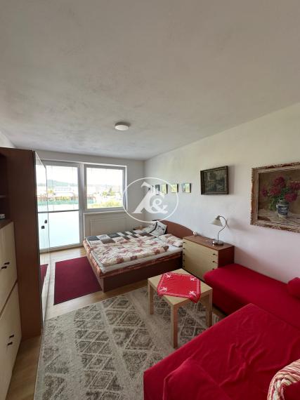 PREDANÉ - Predaj veľkého 3-izbového bytu s loggiou, garážou a výhľadom na vinice v Pezinku ul. Eugena Suchoňa