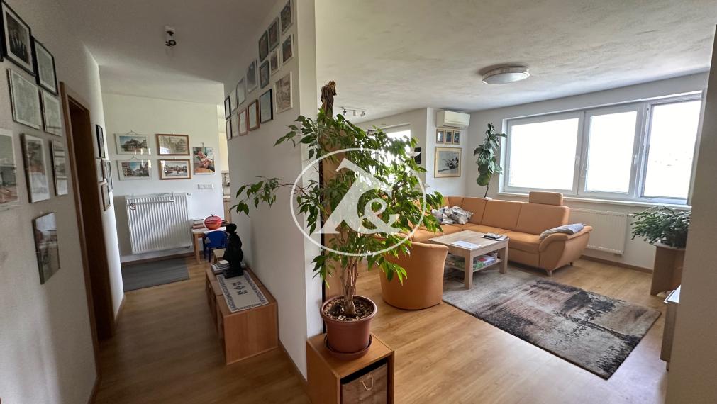 PREDANÉ - Predaj veľkého 3-izbového bytu s loggiou, garážou a výhľadom na vinice v Pezinku ul. Eugena Suchoňa