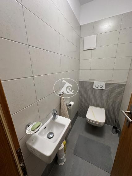 PREDANÉ - Predaj veľkého 3-izbového bytu s loggiou, garážou a výhľadom na vinice v Pezinku ul. Eugena Suchoňa